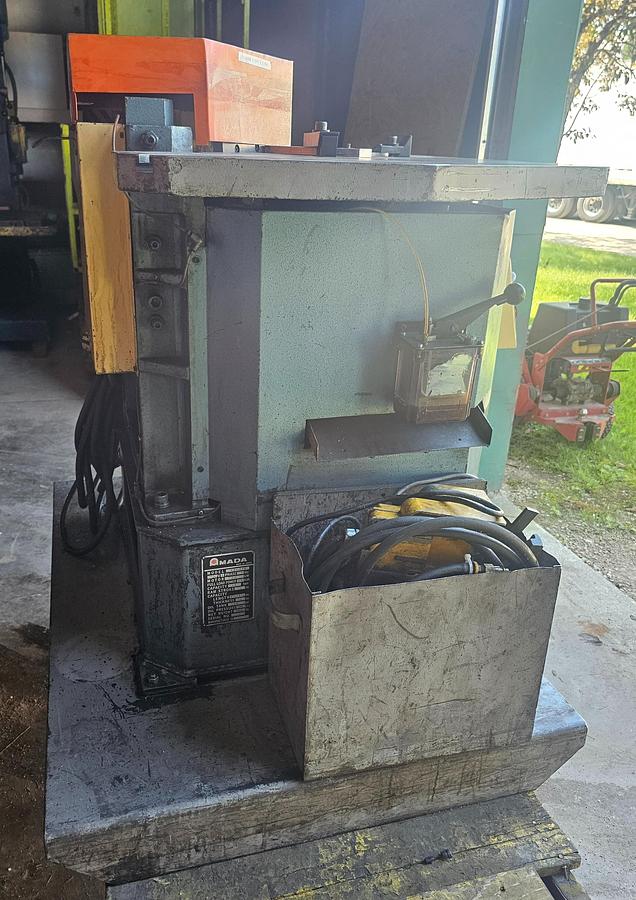 Used 10 Ton Amada CS-220 Hydraulic Corner Notcher 1/8" x 8-5/8", Foot Pedal Control