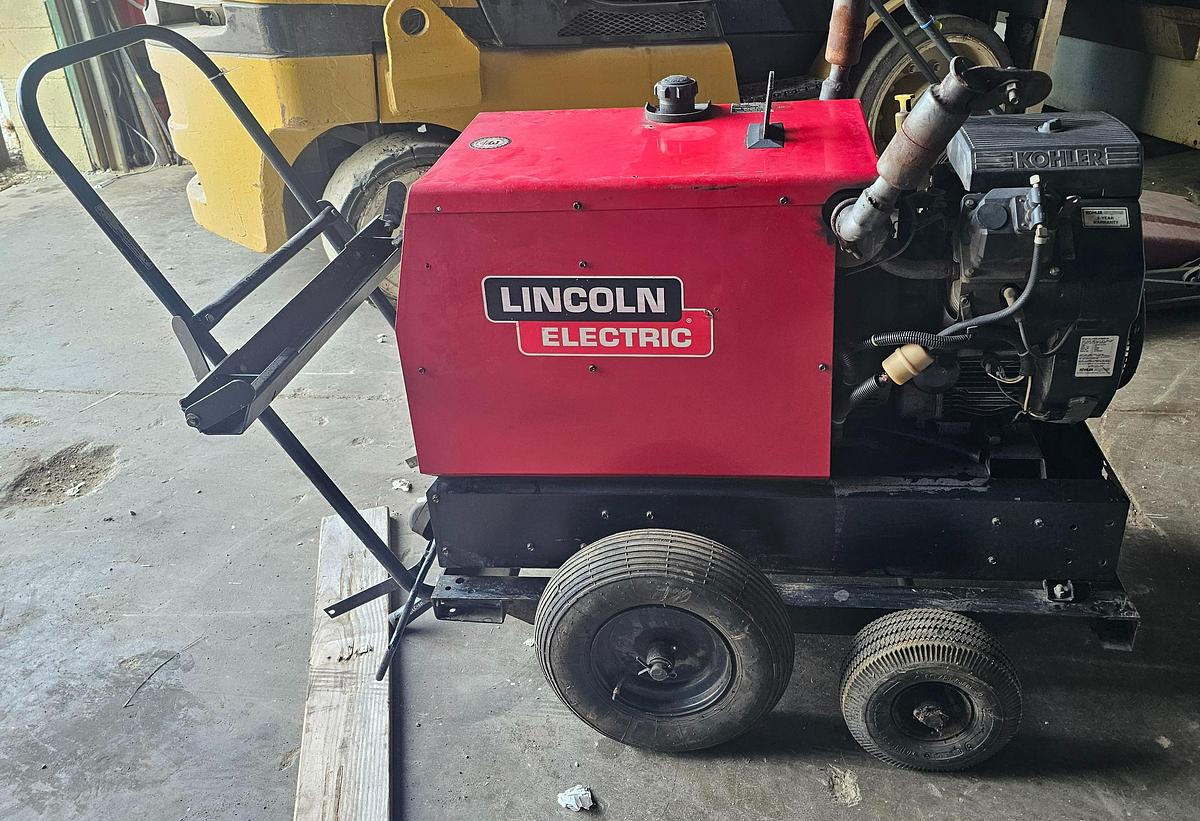 Used Lincoln Ranger 3 Phase Gas Welder 11,500 Watts Peak Power on Cart - 481 Hours
