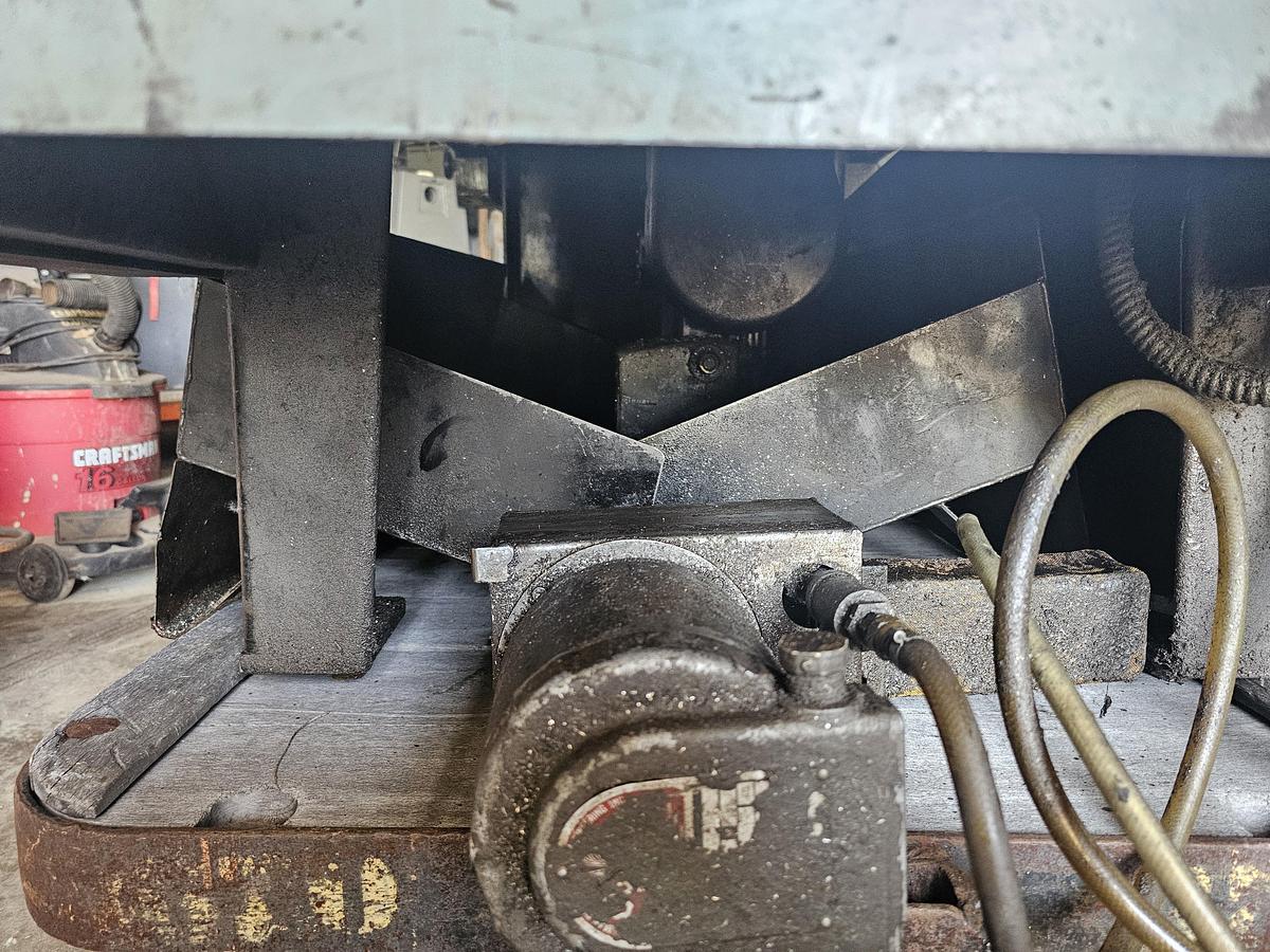 Used 1995 Marvel Series 8 Mark II Vertical Tilt Frame Bandsaw 18" x 22" Capacity