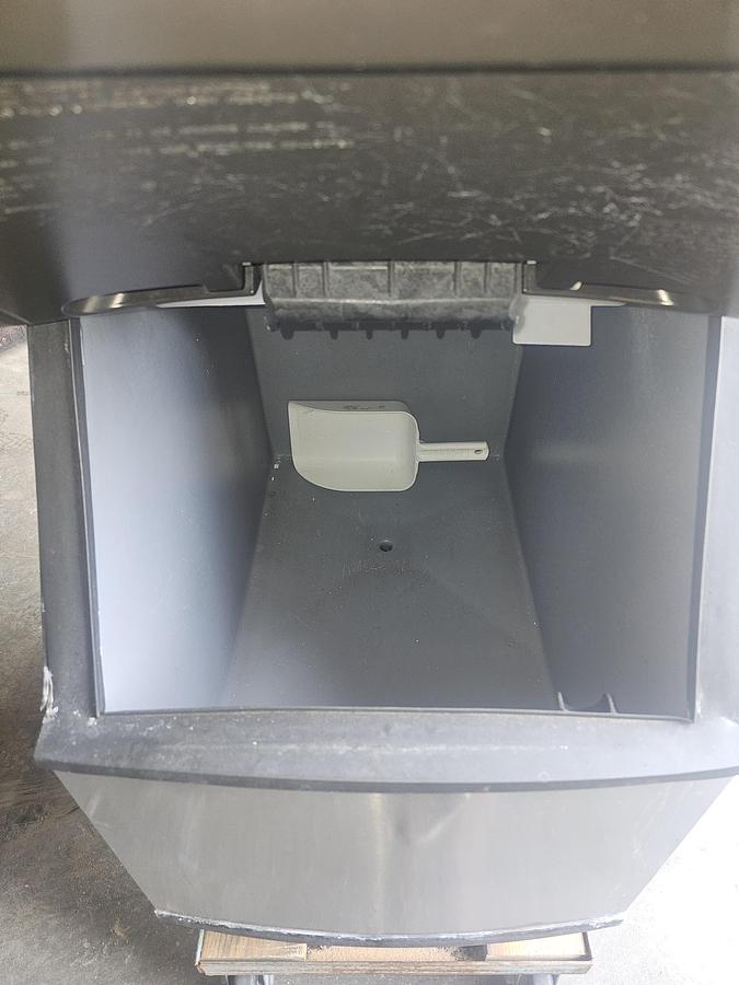 Used Manitowoc SY0324A Commercial Ice Machine - 350 lb Capacity & B320 Ice Bin