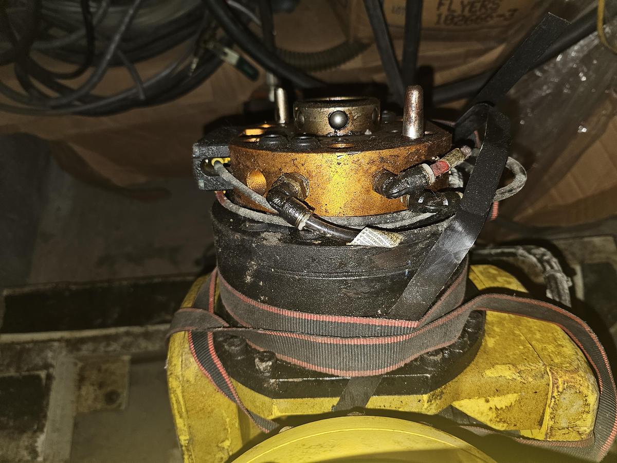 Used 2003 Fanuc 6 Axis Robot Cell R-2000ia/200F 200 kg Capacity R-J3IB Control