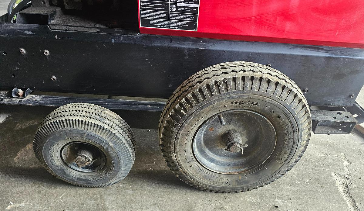 Used Lincoln Ranger 3 Phase Gas Welder 11,500 Watts Peak Power on Cart - 481 Hours