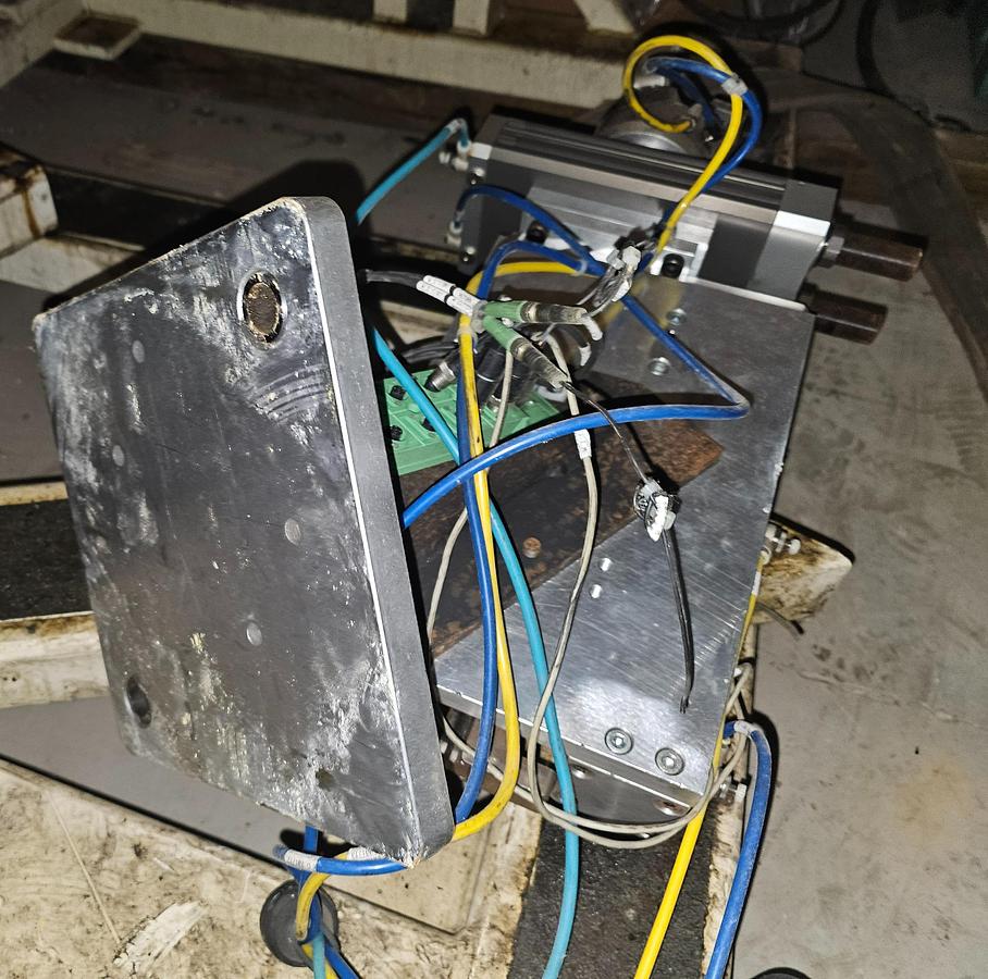 Used 2003 Fanuc 6 Axis Robot Cell R-2000ia/200F 200 kg Capacity R-J3IB Control