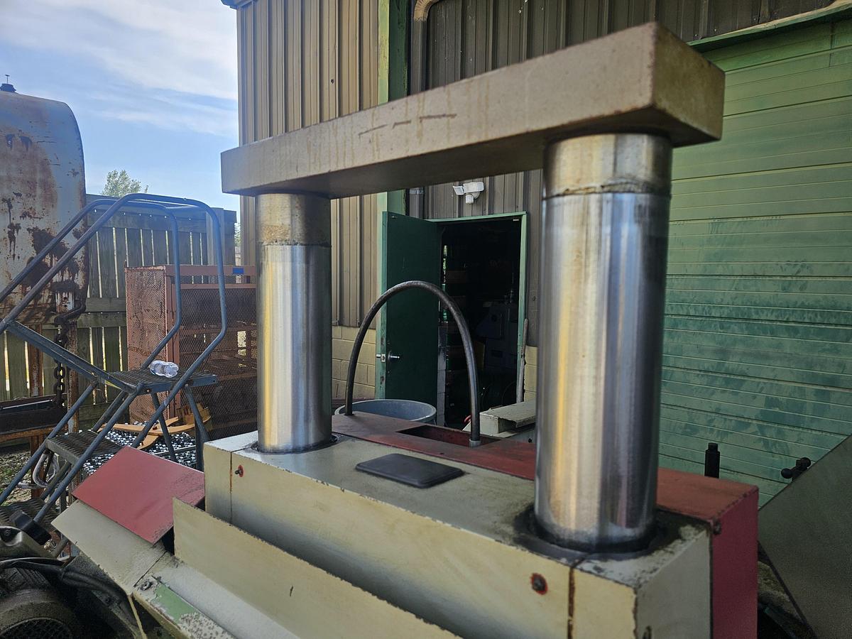 Used 11.8" x 11.8" Behringer HBP303A Automatic Twin Column Horizontal Bandsaw