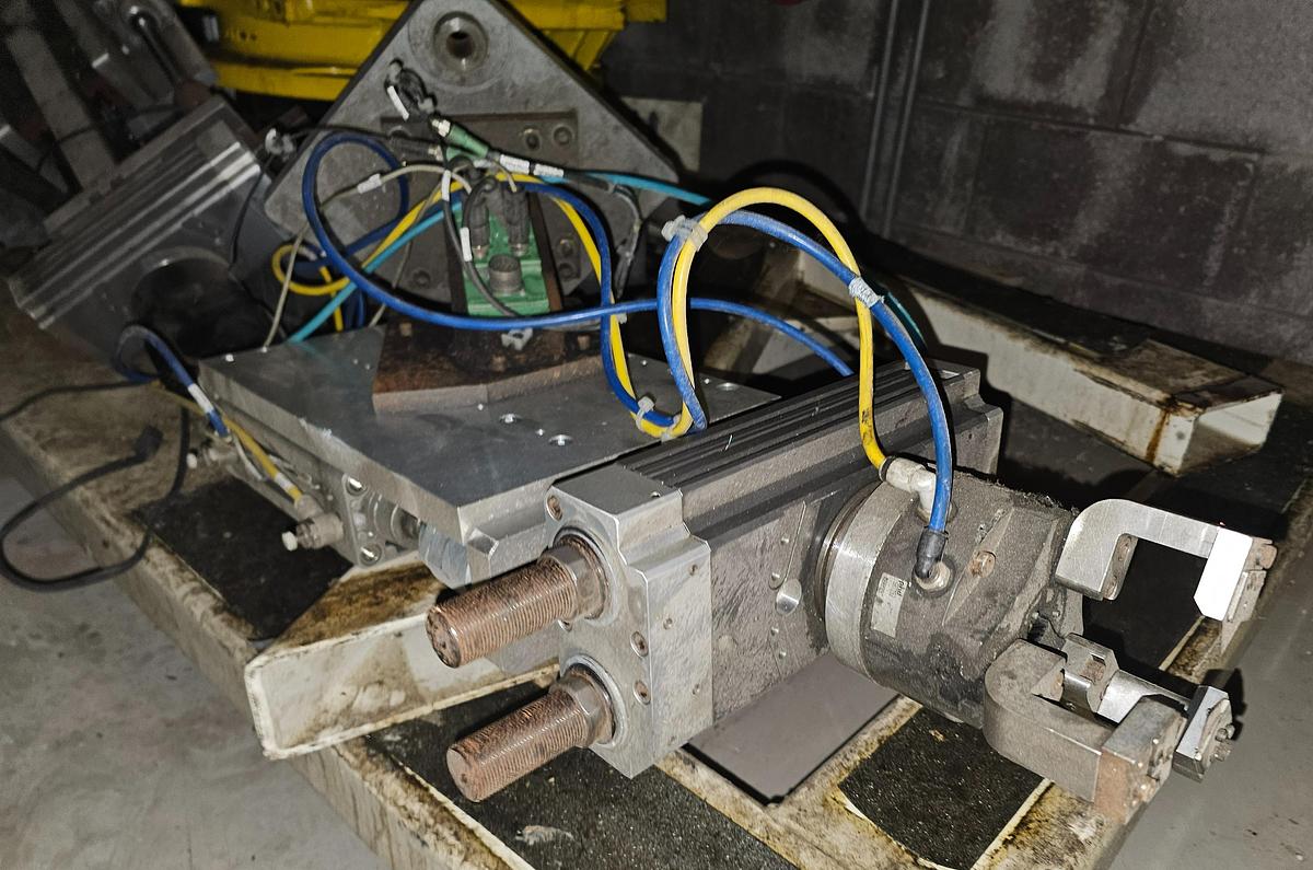 Used 2003 Fanuc 6 Axis Robot Cell R-2000ia/200F 200 kg Capacity R-J3IB Control