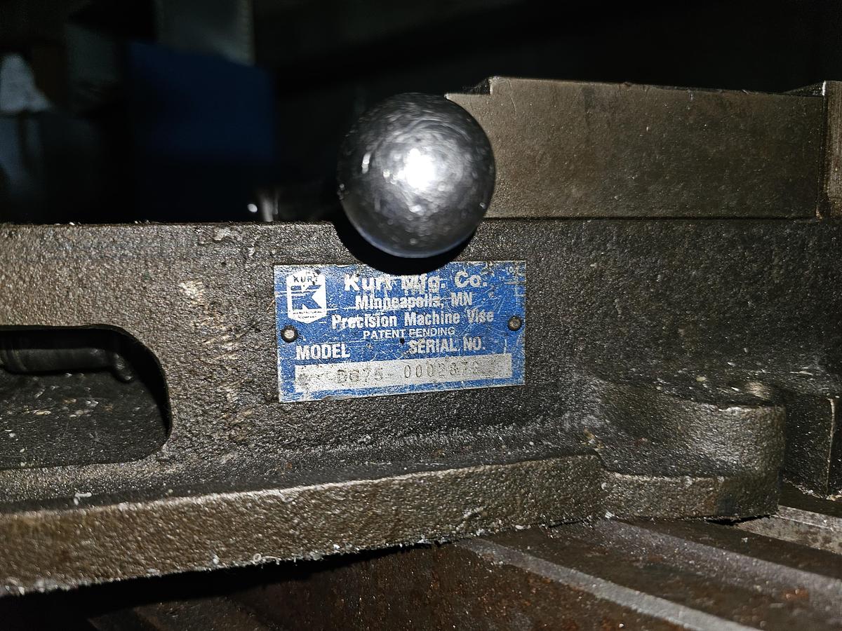 Used Chevalier 3 Hp FM-3VS Vertical Knee Mill w/Collets & Setup Tooling