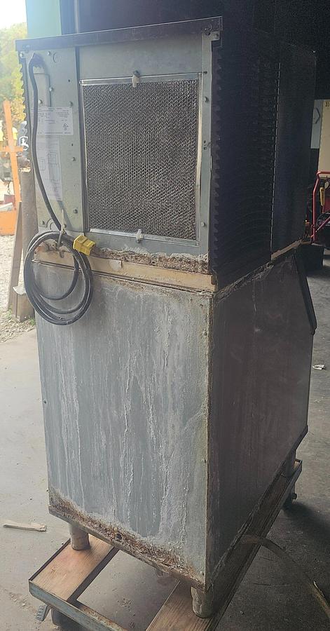 Used Manitowoc SY0324A Commercial Ice Machine - 350 lb Capacity & B320 Ice Bin