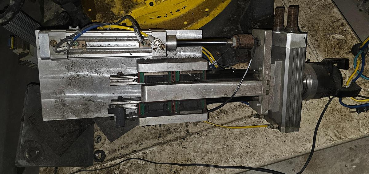 Used 2003 Fanuc 6 Axis Robot Cell R-2000ia/200F 200 kg Capacity R-J3IB Control