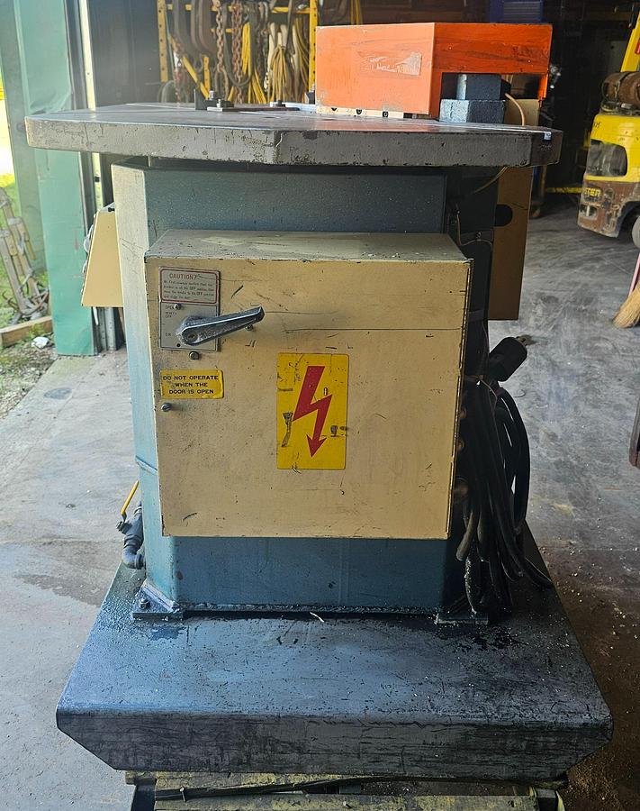 Used 10 Ton Amada CS-220 Hydraulic Corner Notcher 1/8" x 8-5/8", Foot Pedal Control