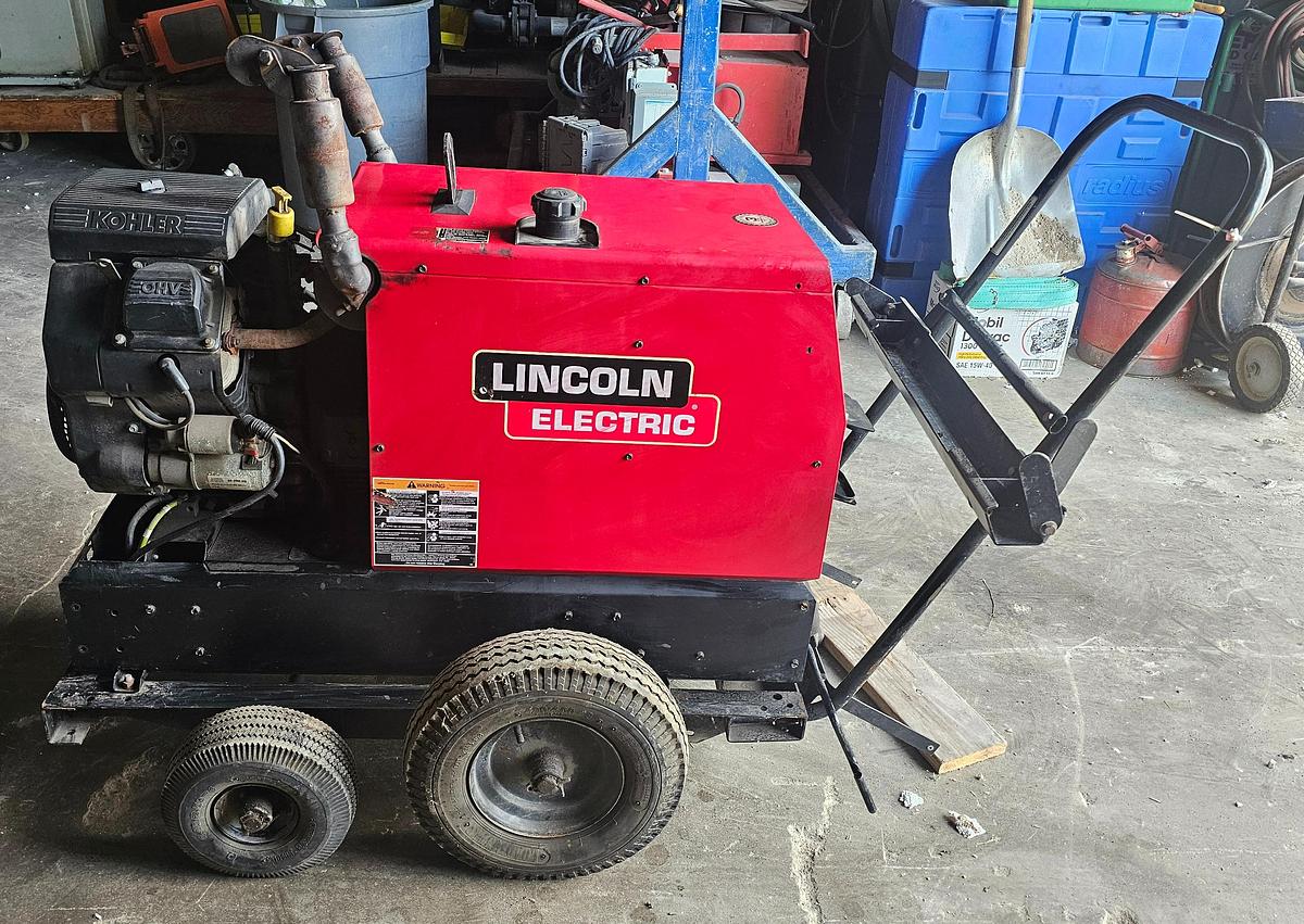 Used Lincoln Ranger 3 Phase Gas Welder 11,500 Watts Peak Power on Cart - 481 Hours