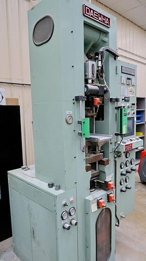 Used Daewha DWM-20C-DF-467 20-Ton Powder Compacting Press 100mm Max Filling