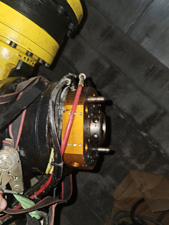 Used 2003 Fanuc 6 Axis Robot Cell R-2000ia/200F 200 kg Capacity R-J3IB Control