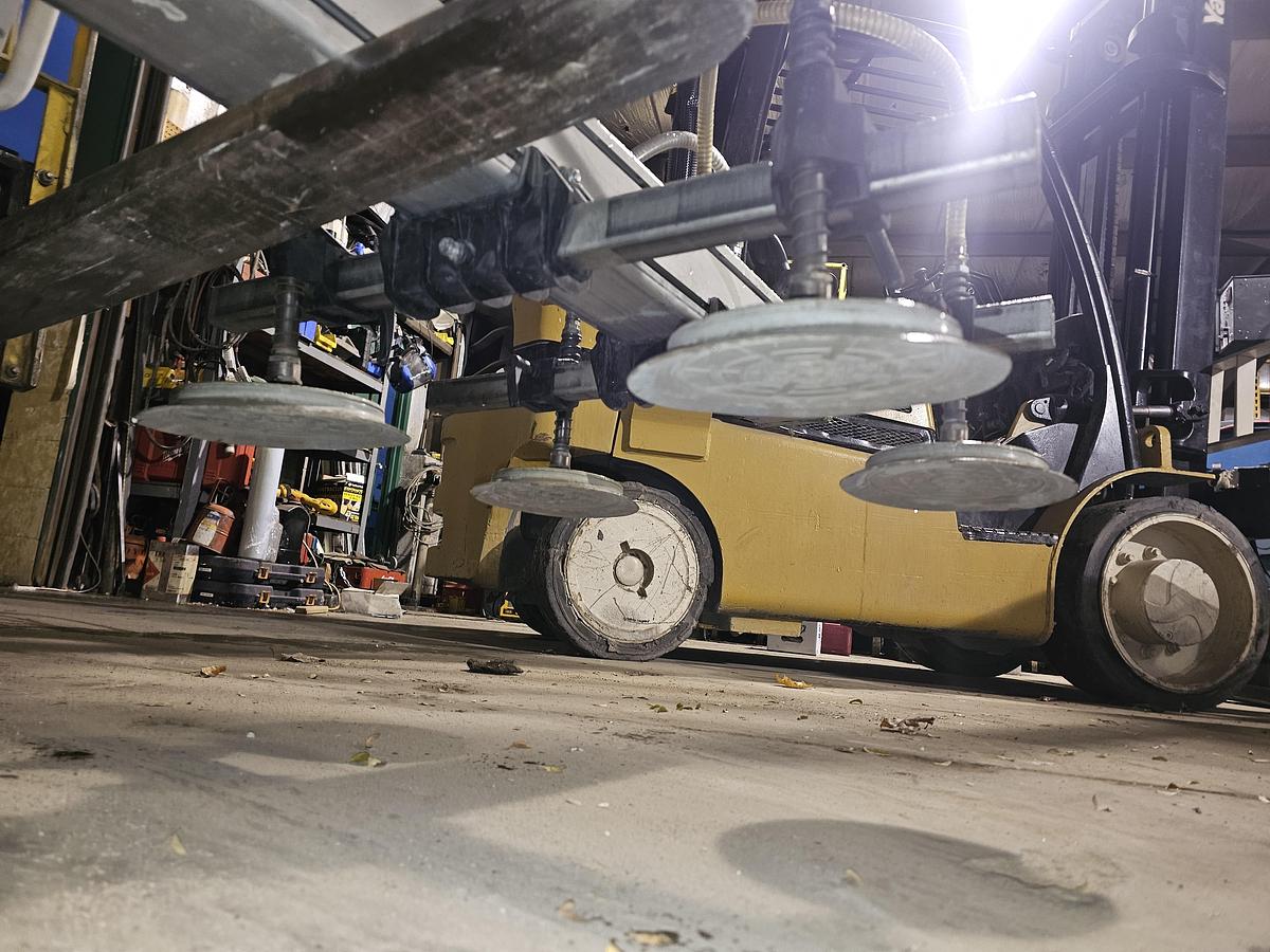 Used 500 Kg Schmalz MOD-VM-COMF-500/750 8-Cup Vacuum Lifter & Electric Chain Hoist