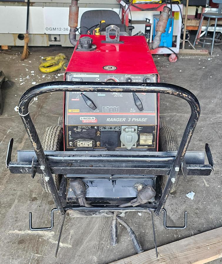 Used Lincoln Ranger 3 Phase Gas Welder 11,500 Watts Peak Power on Cart - 481 Hours