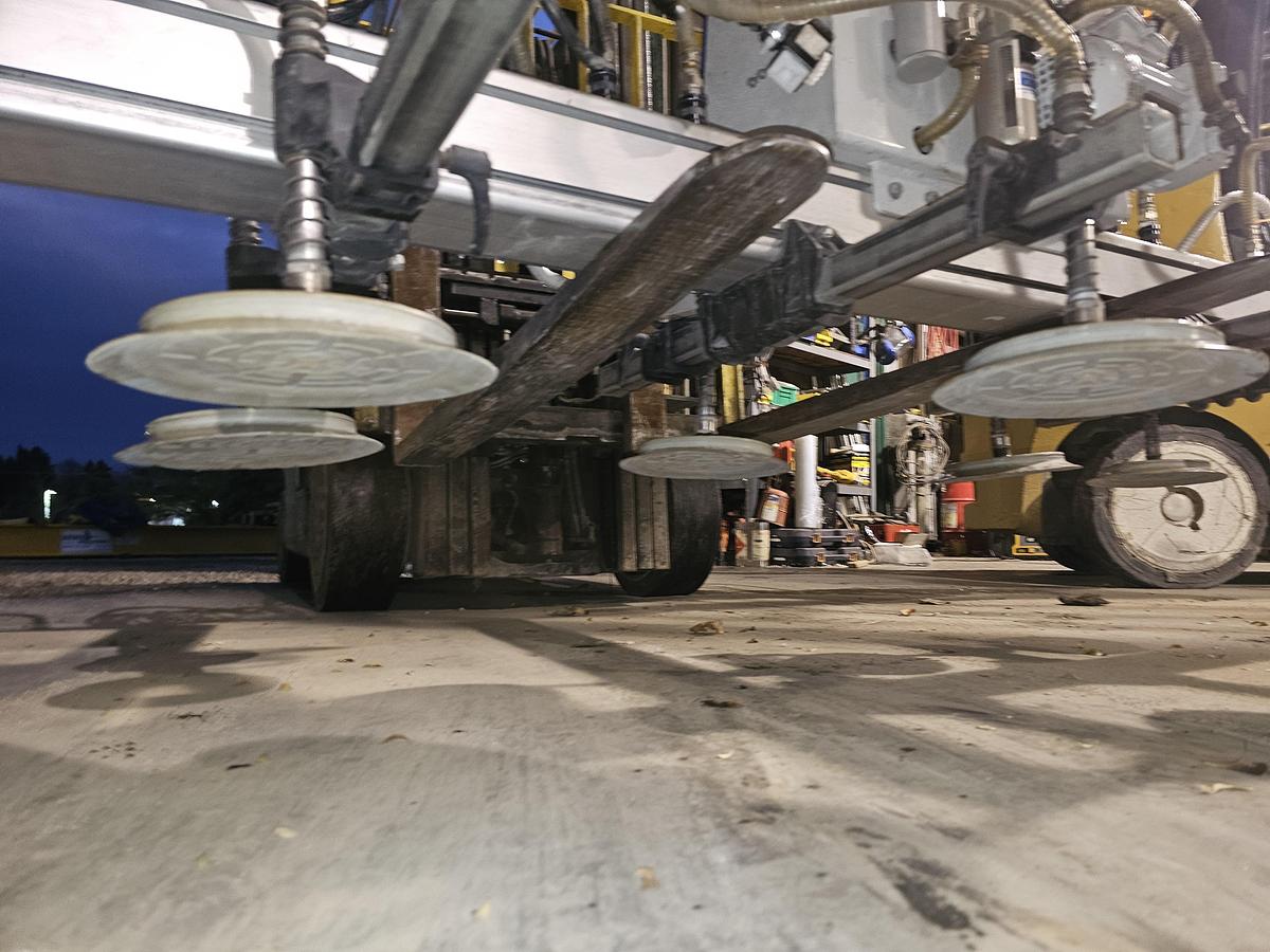 Used 500 Kg Schmalz MOD-VM-COMF-500/750 8-Cup Vacuum Lifter & Electric Chain Hoist