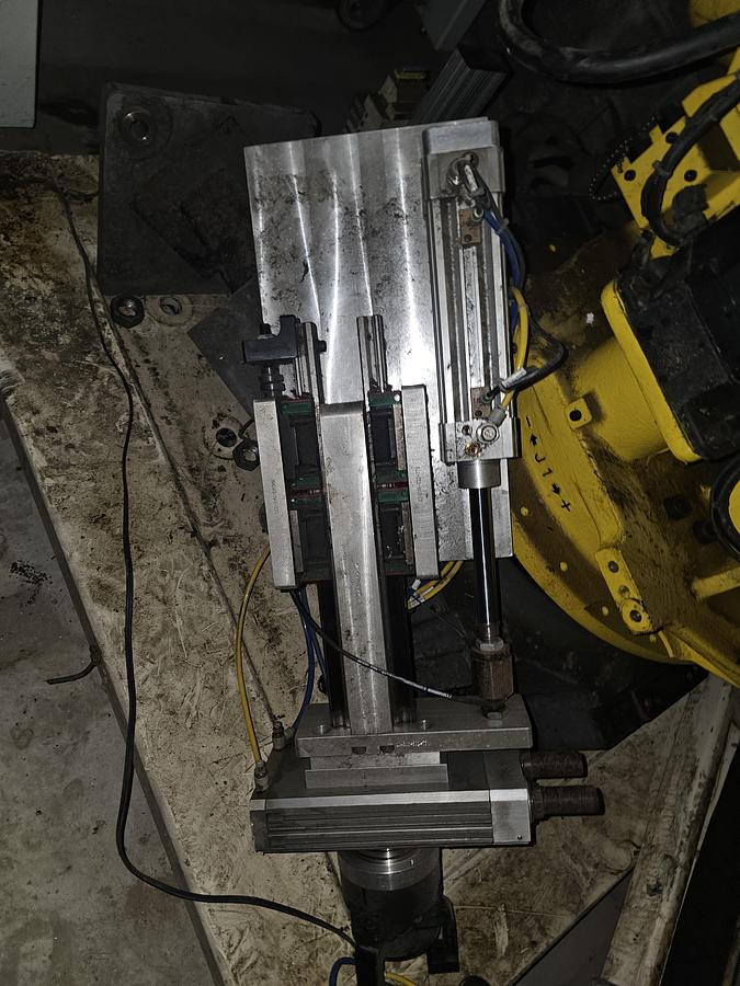 Used 2003 Fanuc 6 Axis Robot Cell R-2000ia/200F 200 kg Capacity R-J3IB Control