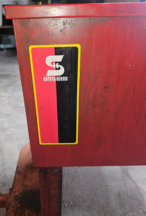 Used Safety Kleen 34" x 24" Model 34 Solvent Parts Washer Part #: 1134 