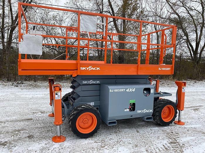 Used 2014 SKYJACK SJ6832RT