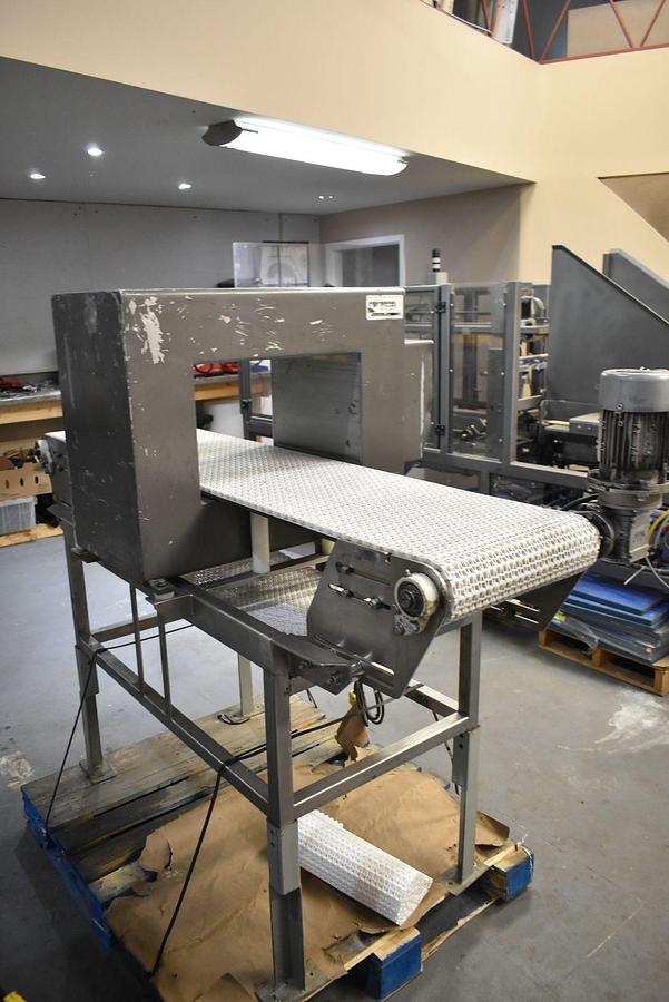 Used Used Fortress – Phantom Pass Thru Metal Detector