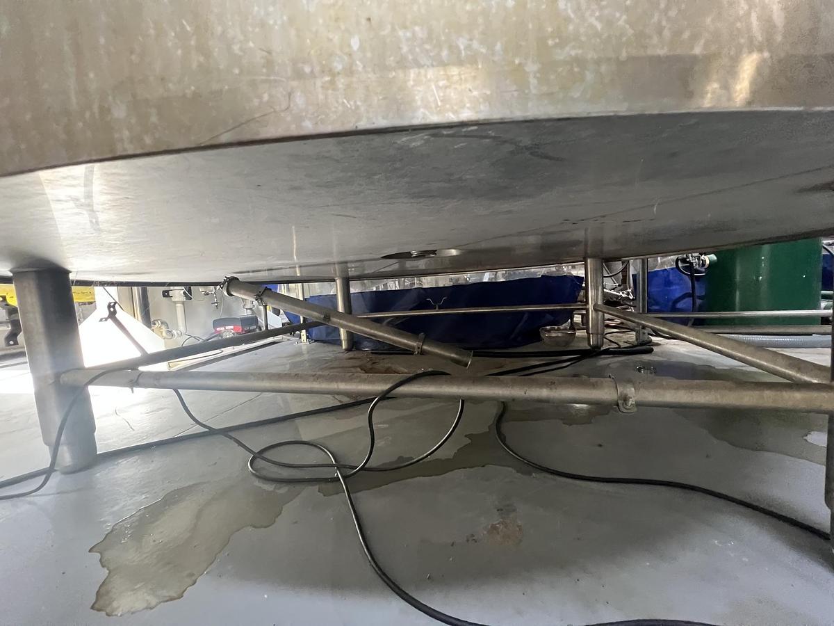 Used Used 4,300 Gallon Stainless Steel Vertical Mixing Tank