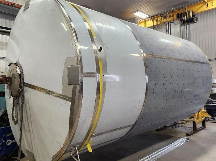 1 NEW 39,252 LITRE STAINLESS STEEL VERTICAL HOLDING TANK