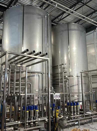 1 NEW 39,252 LITRE STAINLESS STEEL VERTICAL HOLDING TANK