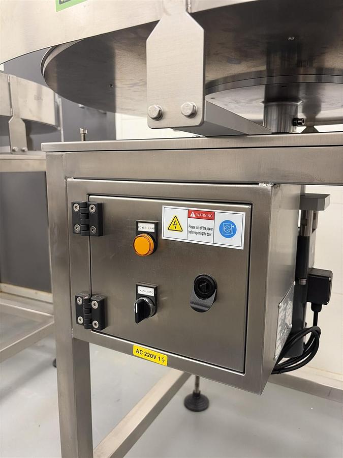 Used Used 32” Stainless Steel Accumulating Table, Model RFT-800