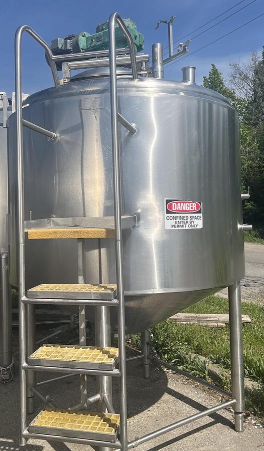 Used Used 1,000 Gallon Cherry-Burrell Stainless Steel Vertical Jacketed Mixing Tank