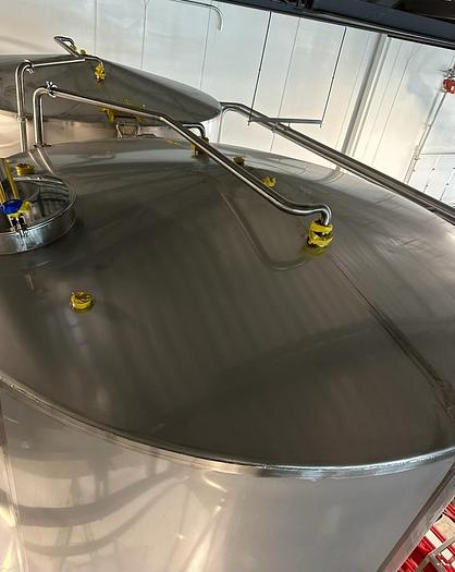 1 NEW 39,252 LITRE STAINLESS STEEL VERTICAL HOLDING TANK