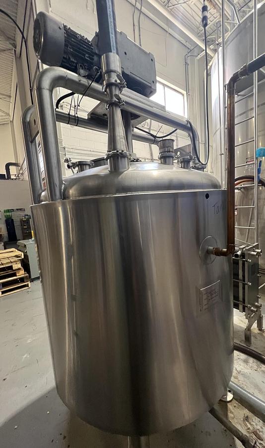 Used Used 260 Gallon Stainless Steel Vertical Jacketed Mixing Tank