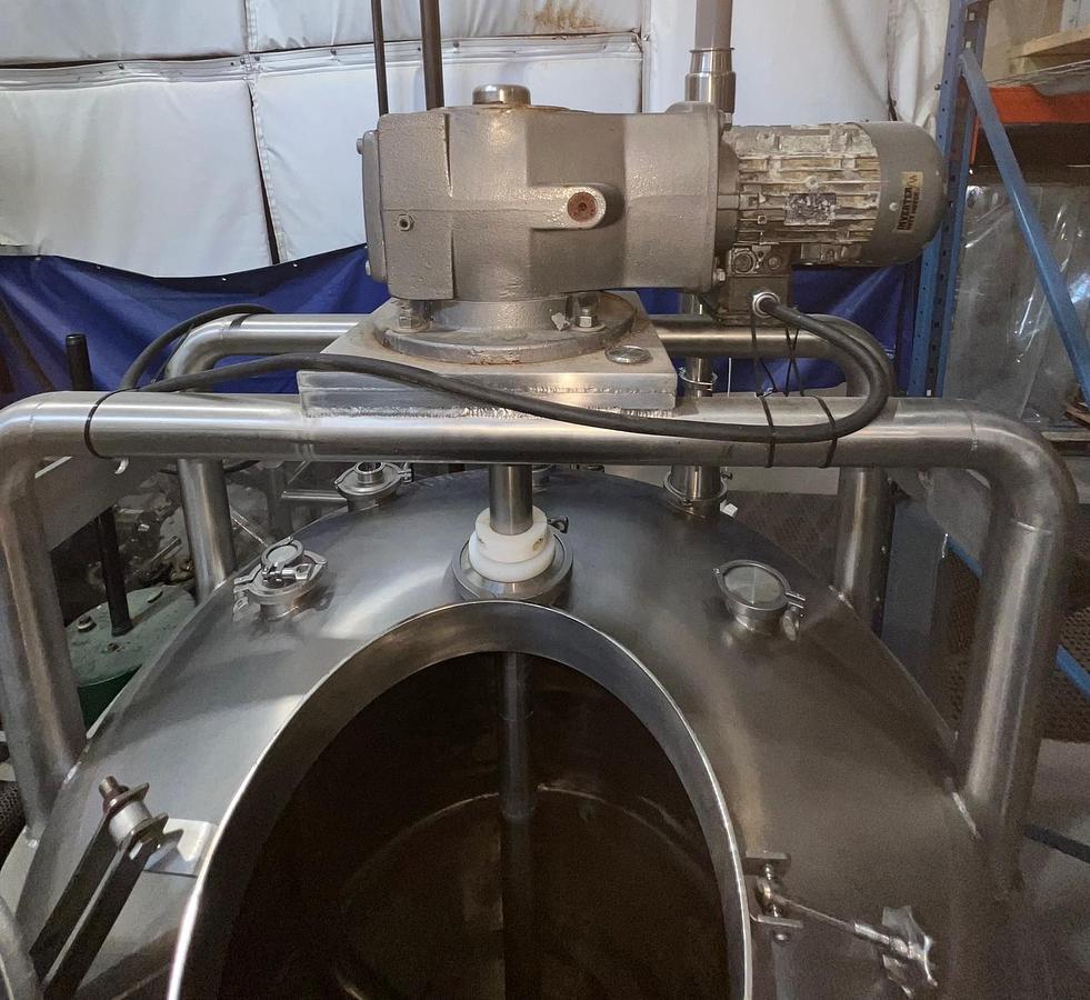 Used Used 260 Gallon Stainless Steel Vertical Jacketed Mixing Tank