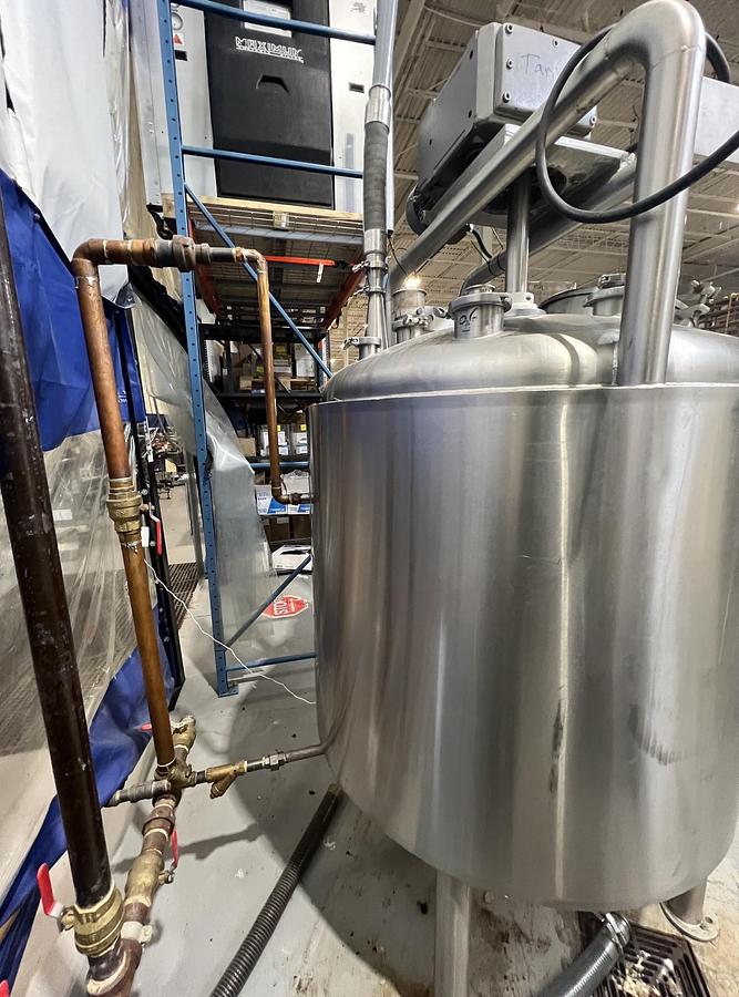 Used Used 260 Gallon Stainless Steel Vertical Jacketed Mixing Tank