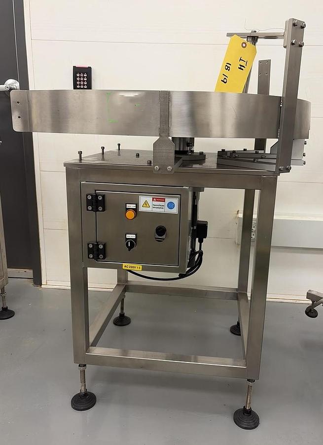 Used Used 32” Stainless Steel Accumulating Table, Model RFT-800
