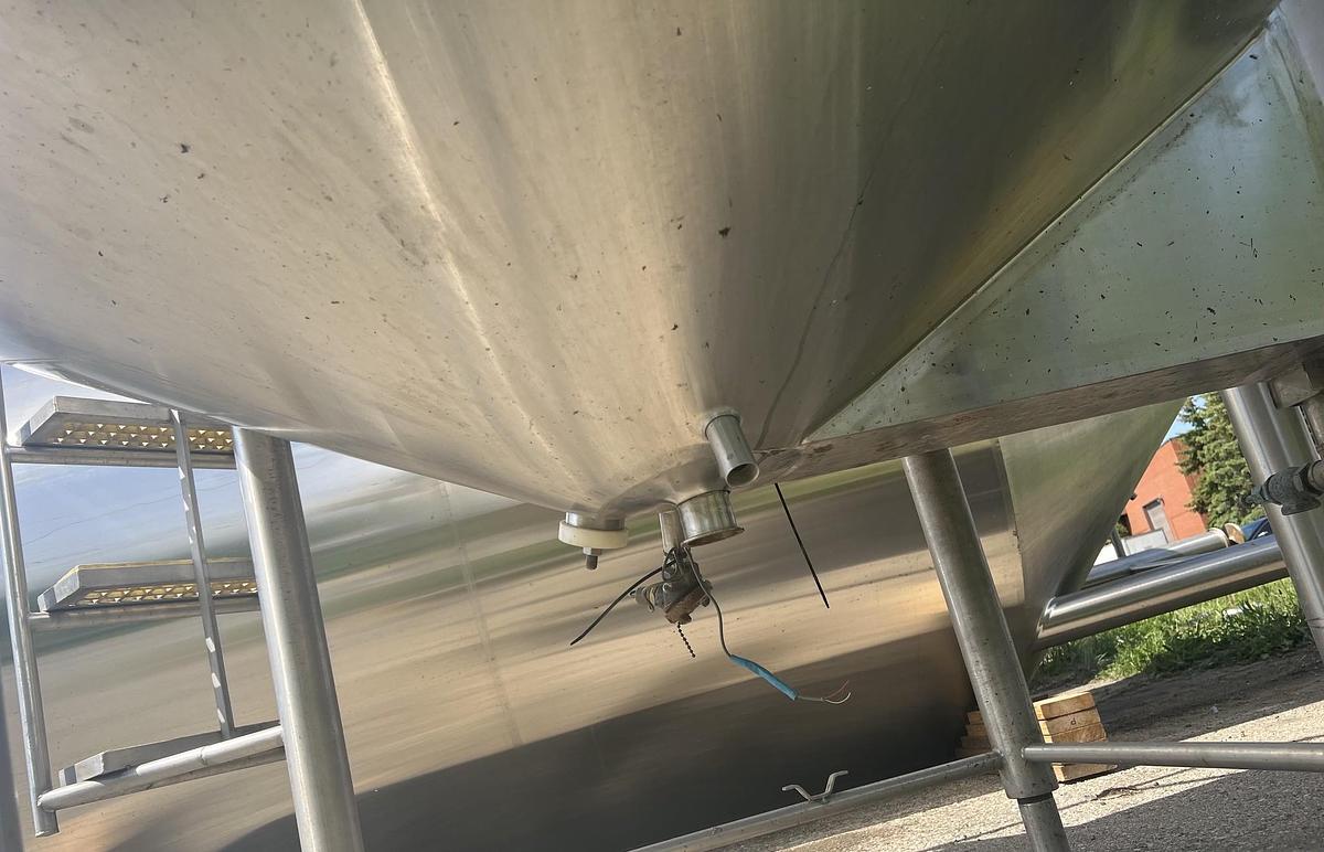 Used Used 1,000 Gallon Cherry-Burrell Stainless Steel Vertical Jacketed Mixing Tank