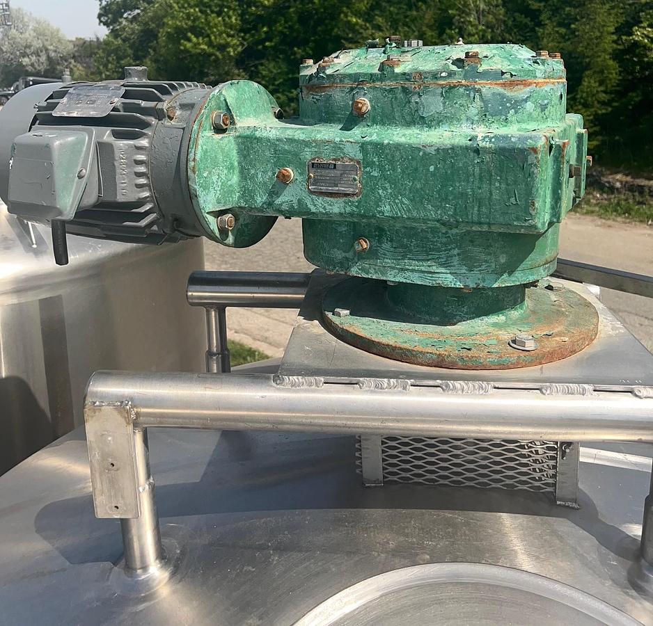 Used Used 1,000 Gallon Cherry-Burrell Stainless Steel Vertical Jacketed Mixing Tank