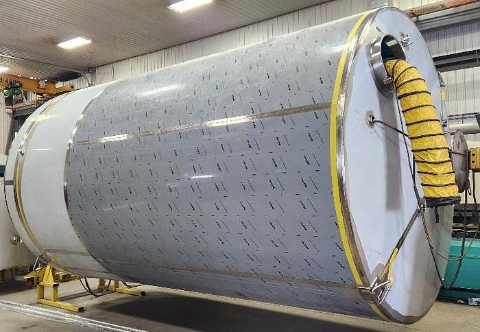 1 NEW 39,252 LITRE STAINLESS STEEL VERTICAL HOLDING TANK