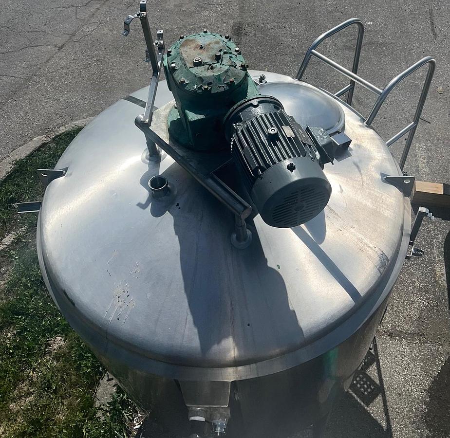 Used Used 1,000 Gallon Cherry-Burrell Stainless Steel Vertical Jacketed Mixing Tank