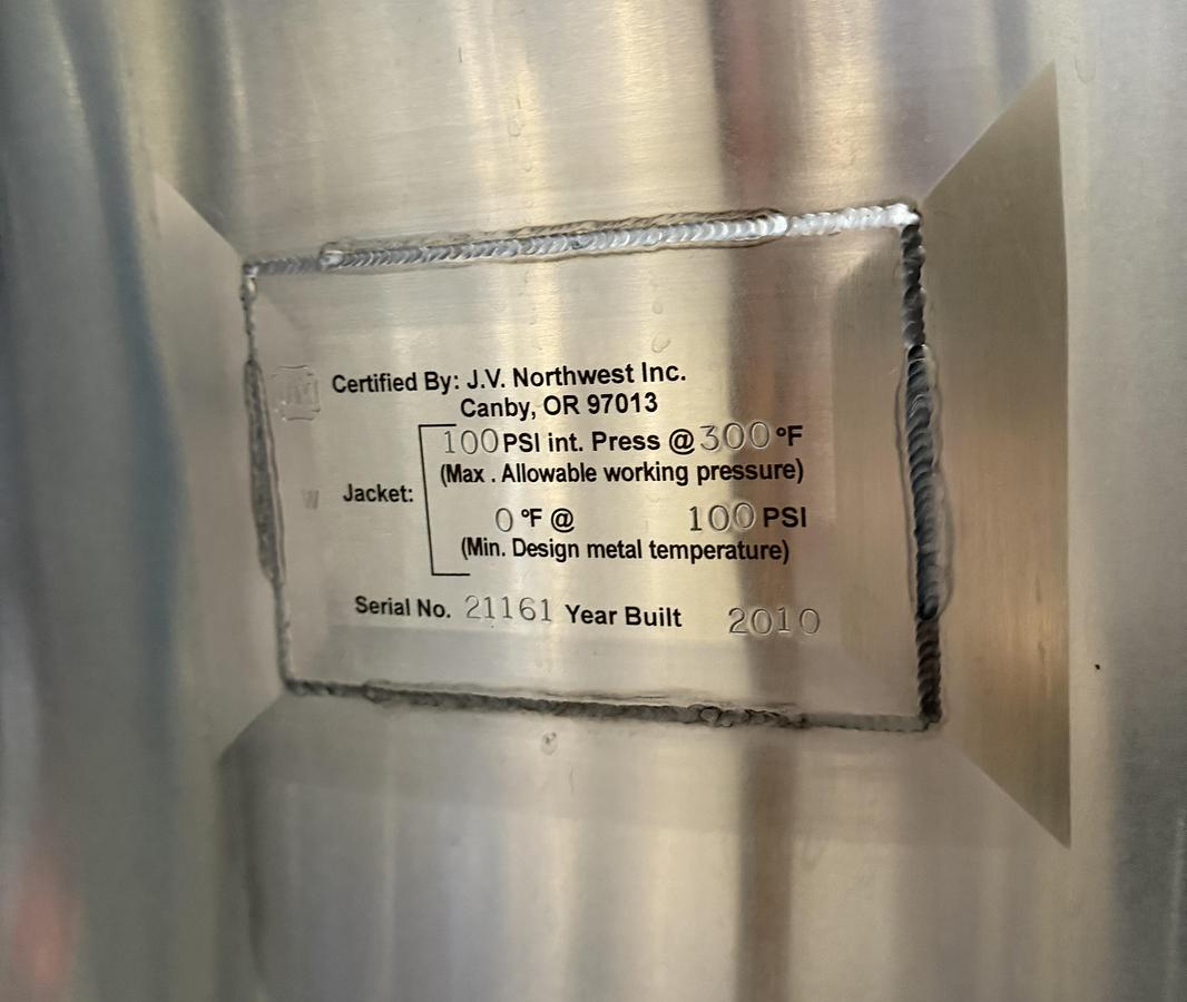 Used Used 260 Gallon Stainless Steel Vertical Jacketed Mixing Tank
