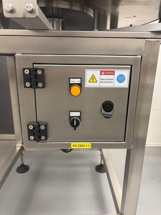 Used Used 32” Stainless Steel Accumulating Table, Model RCT-800