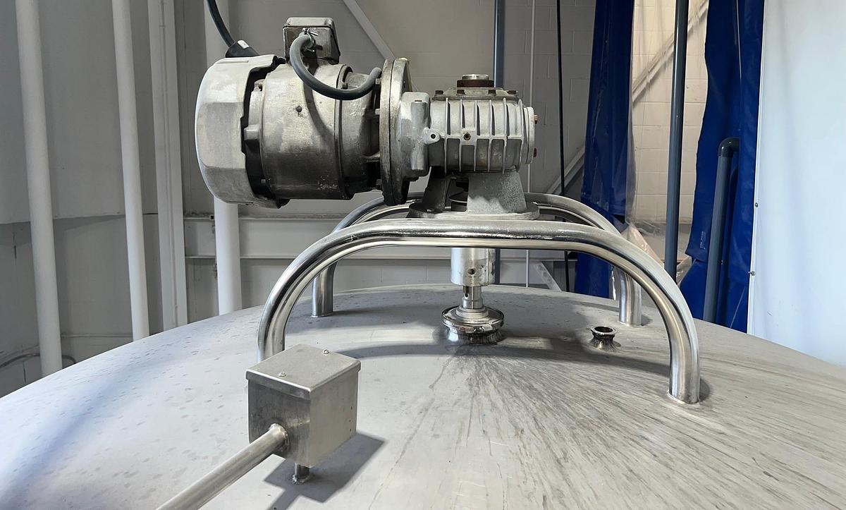 Used Used 4,300 Gallon Stainless Steel Vertical Mixing Tank
