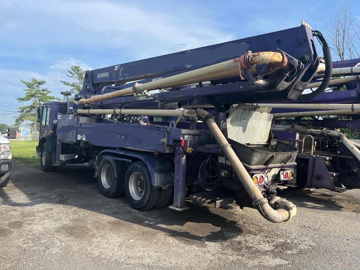 Used 2005 32m schwing