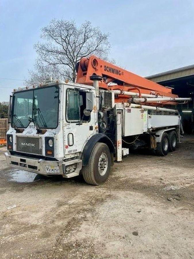 Used 2005 32m schwing