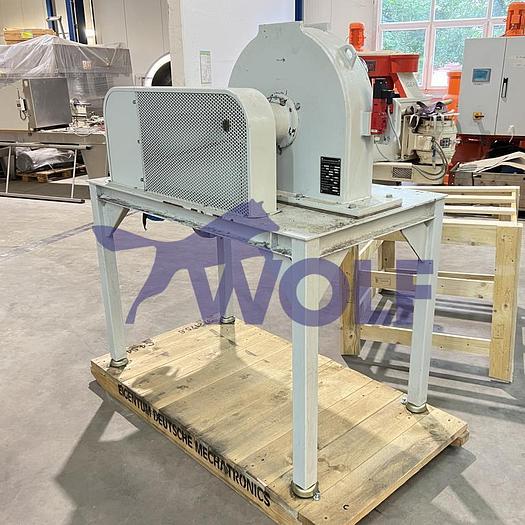 Used Zuckermühle BAUERMEISTER - Type UT-13, auf einem Podest montiert.