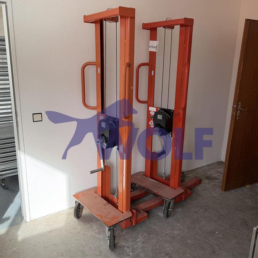 Usado Folien- oder Warenlift (orange) mit Kurbel - Tragkraft ca. 300 kg, kurze Gabeln, fahrbar.