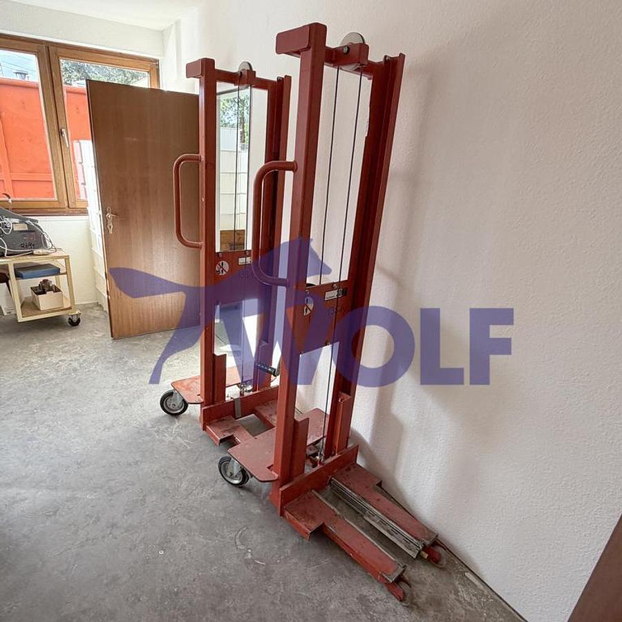 Usado Folien- oder Warenlift (orange) mit Kurbel - Tragkraft ca. 300 kg, kurze Gabeln, fahrbar.