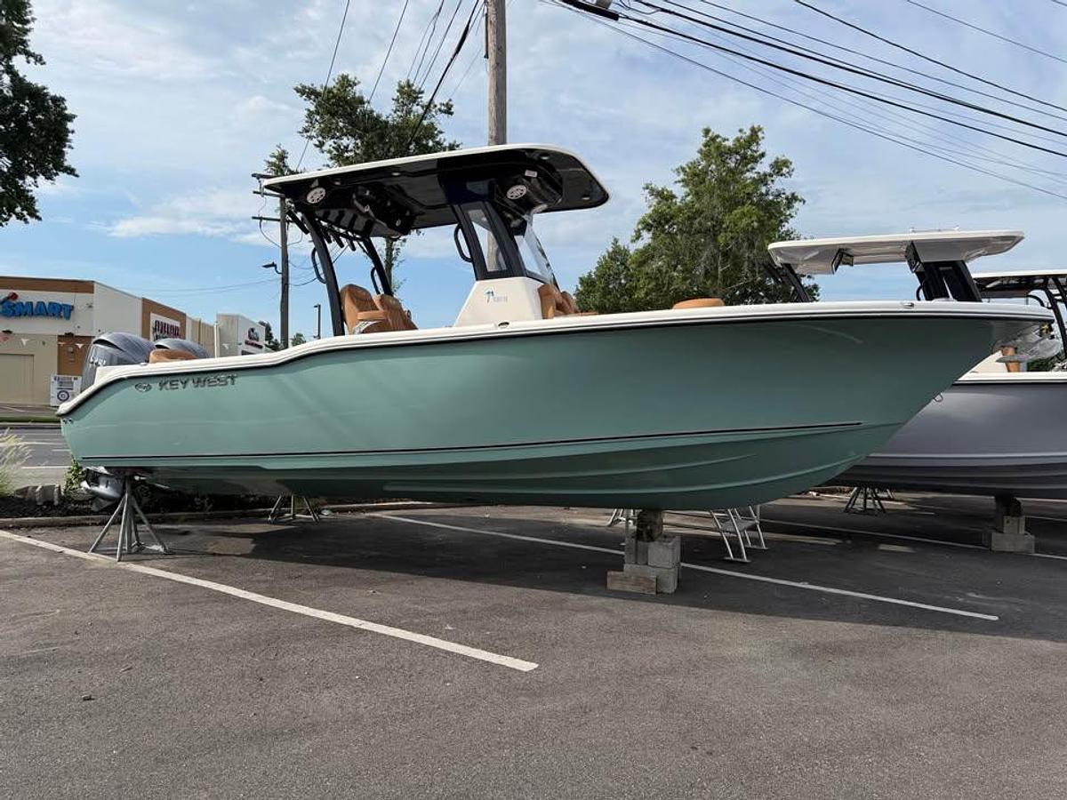 Used 2027 KEY WEST  263FS  pilot house console