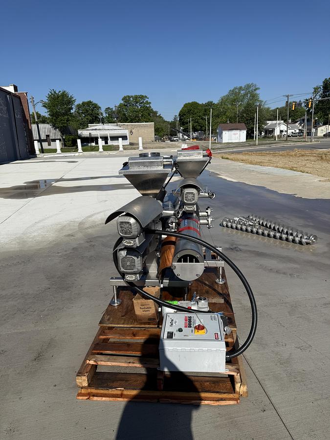 Used ASSTED SCREW FEEDERS