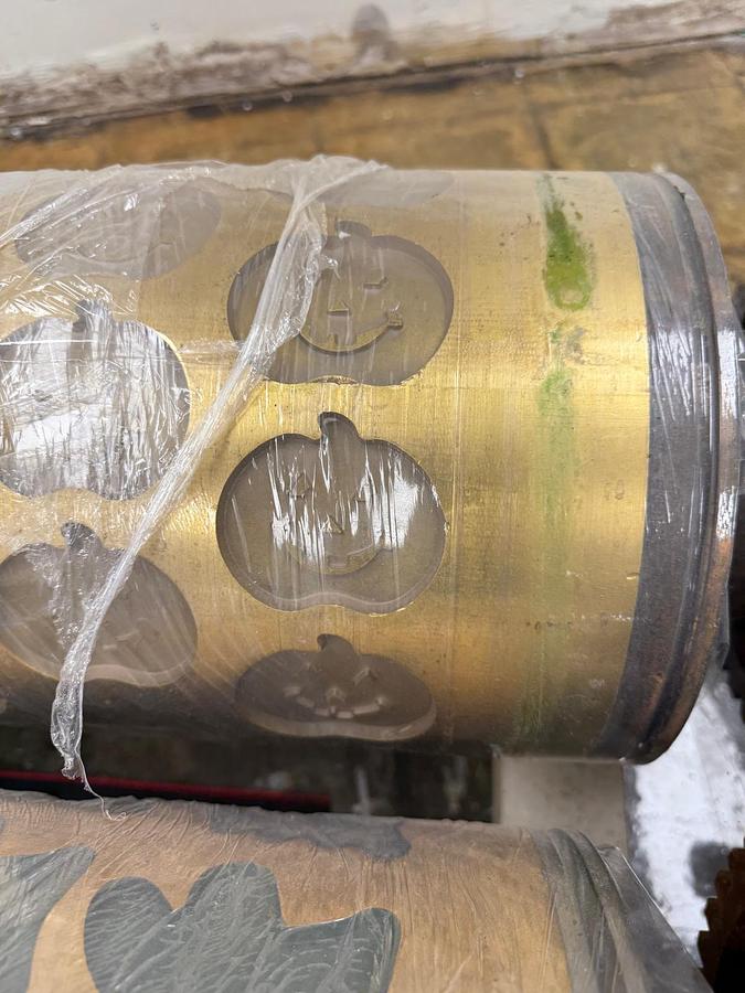 Used APV BAKER PERKINS 1.2 MTR 390 ROTARY MOULDER