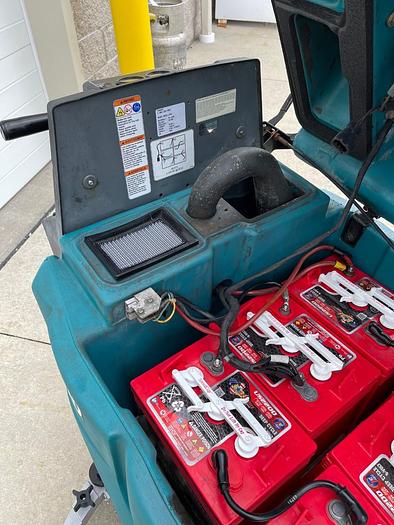 Refurbished TENNANT 5700 WALK-BEHIND FLOOR SCRUBBER (32" DUAL-DISK)