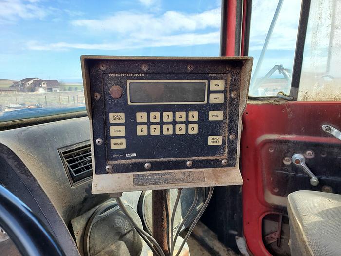 Used Loewen 802 Feed Truck